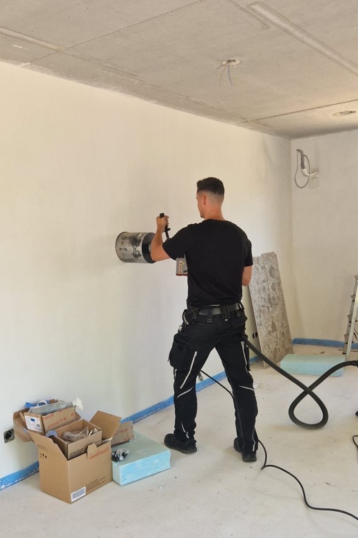 Montage: Bohrung durch die Wand, mit Absaugung
