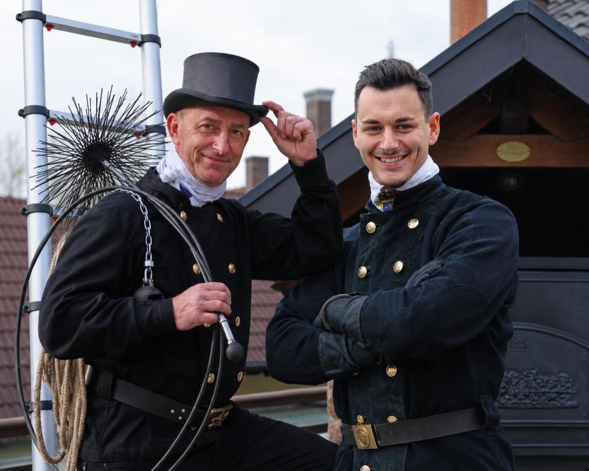 Oliver und Nico Seifert in Schornsteinfegerkleidung